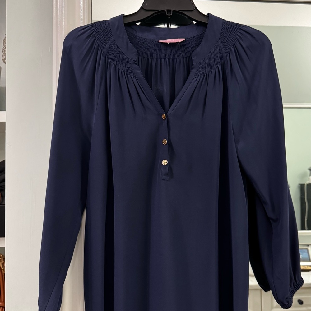 Lilly Pulitzer Elsa Navy silk blouse with Button Detail. Size Small